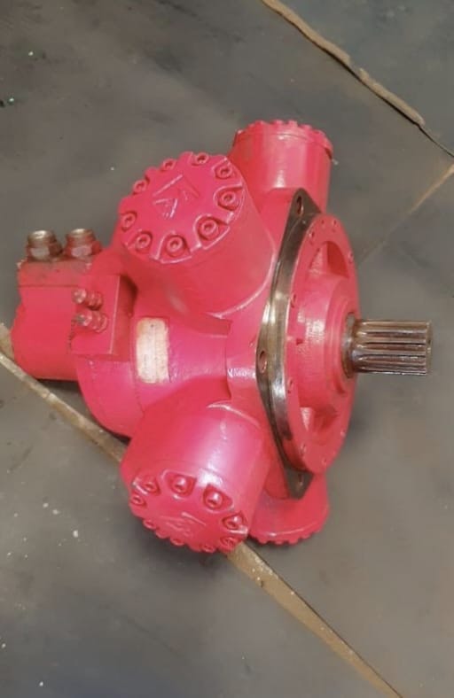 Red hydraulic motor with splined shaft