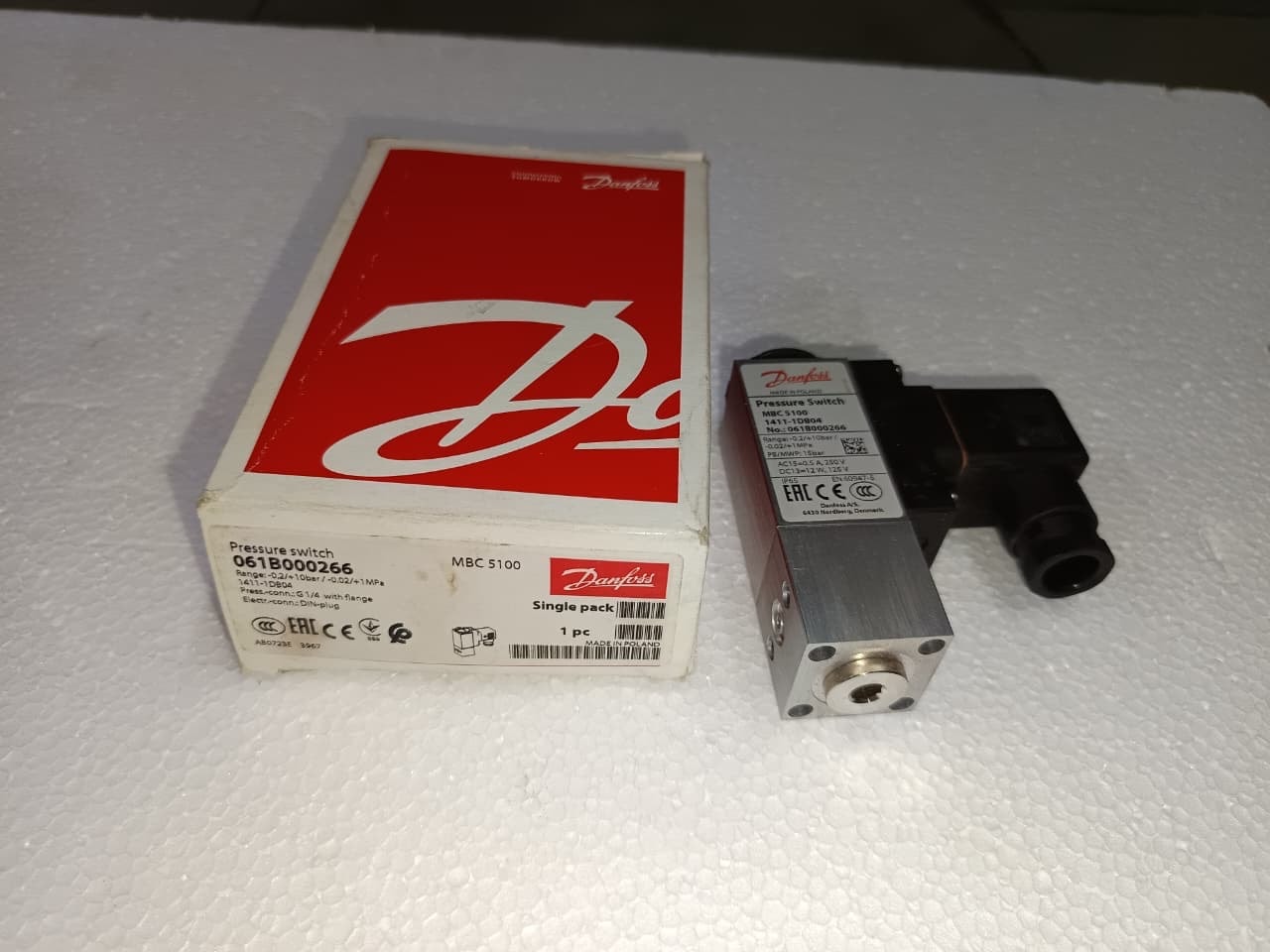 Danfoss pressure switch with packaging