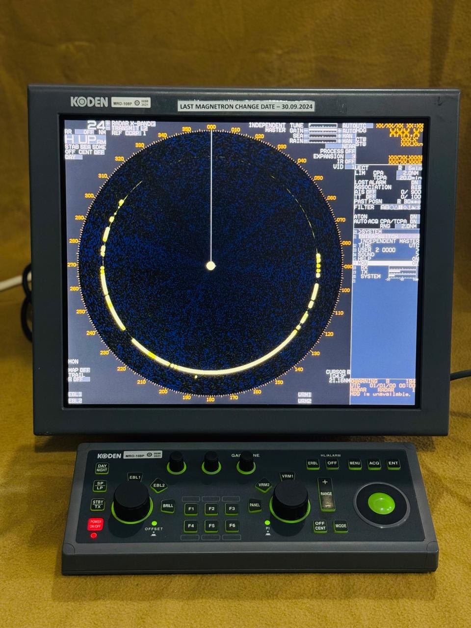 Marine radar display with circular navigation view