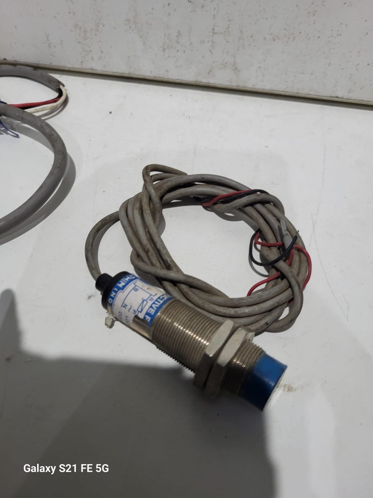 Industrial proximity sensor with coiled cables
