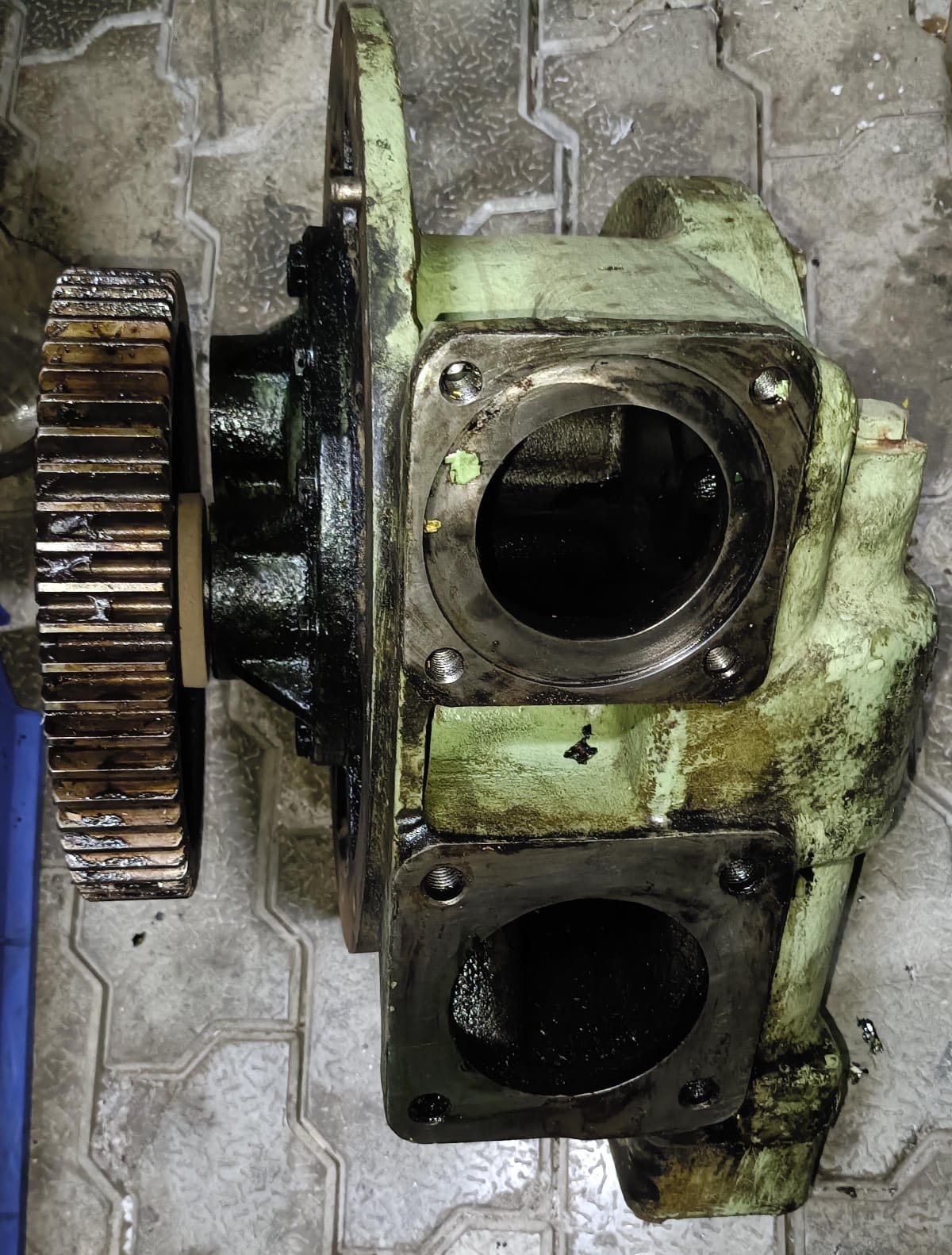 Industrial gearbox with exposed gears
