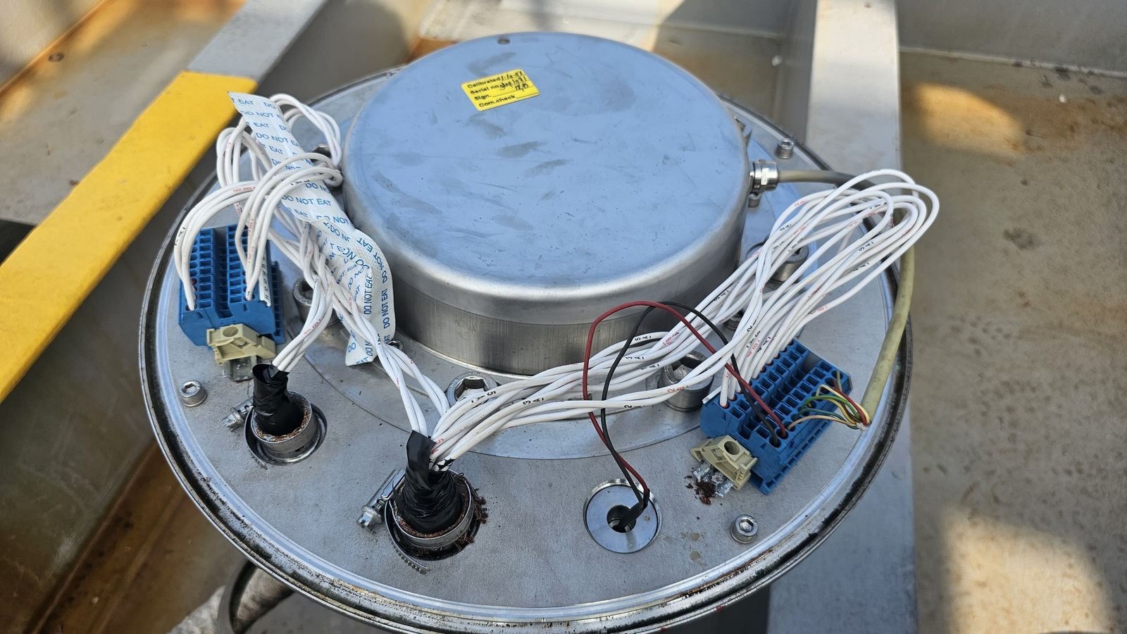 Industrial electrical wiring assembly with metal conduit